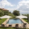 Privater Pool und Sonnenschirmen am Ferienhaus Casa Campori