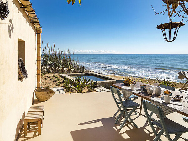 Ferienhaus Italien – Terrasse eines Ferienhauses auf Sizilien mit Blick auf das Meer.